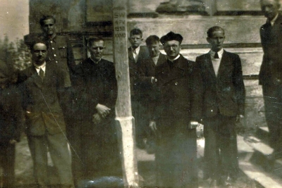 1950 r. Pierwsze misje w Kosyniu. 1950 r. Pierwsze misje w Kosyniu. Na zdjęciu ks. biskup Ignacy Świrski i ks. Antoni Szyszko (proboszcz parafii Kosyn w latach 1946-1953)