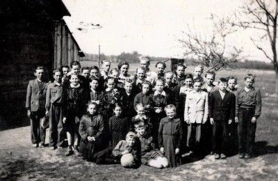1955r Przy szkole w Macoszynie