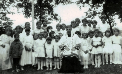 1967r. Dziewczynki uczestniczące w procesji