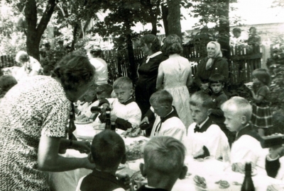 1970r. Obiad dla dzieci przy plebanii. I Komunia Św.