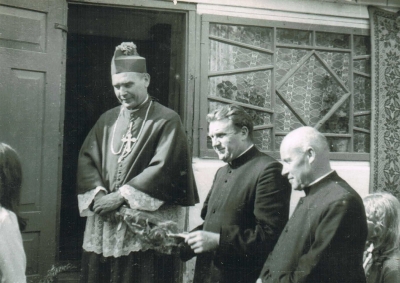 1971r. Wizytacja kanoniczna parafii Kosyń. Ks. Biskup Jan Mazur