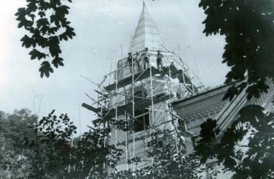 1975r. Prace przy odnawianiu elewacji kościoła